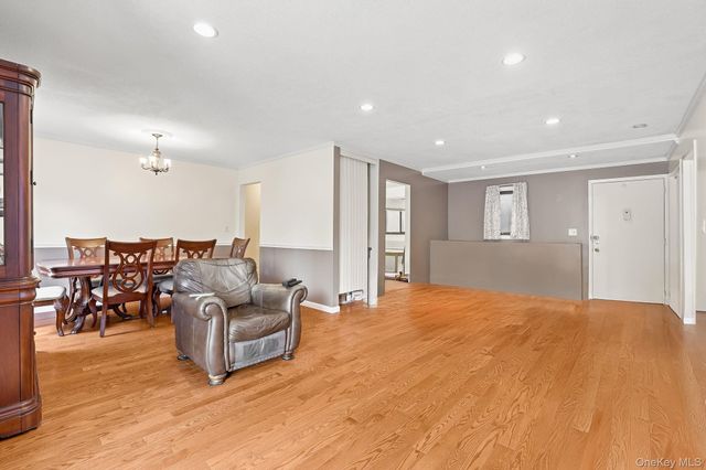 18 Granada Crescent 13, White Plains, NY 10603