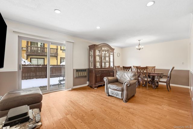 18 Granada Crescent 13, White Plains, NY 10603