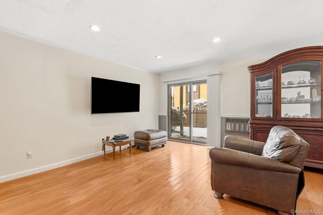 18 Granada Crescent 13, White Plains, NY 10603