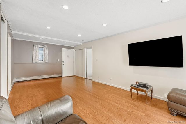 18 Granada Crescent 13, White Plains, NY 10603