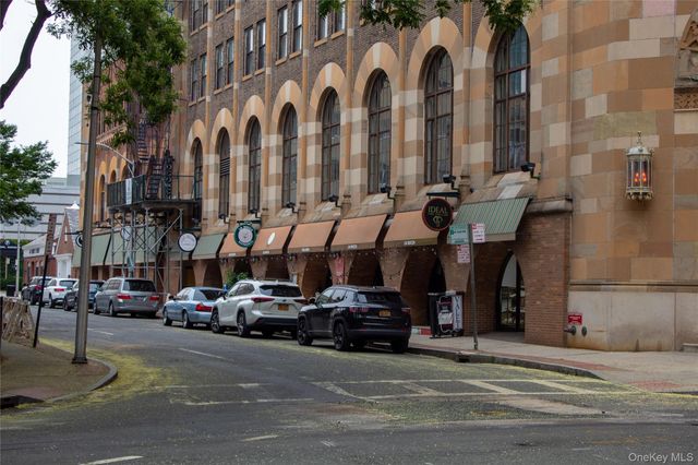 18 Granada Crescent 13, White Plains, NY 10603