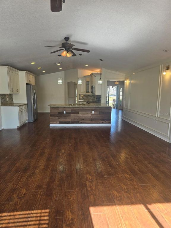 Image 11 of property listing at 671 W CADILLAC DRIVE, Altamonte Springs, FL 32714