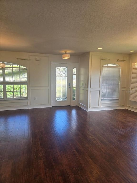 Image 6 of property listing at 671 W CADILLAC DRIVE, Altamonte Springs, FL 32714