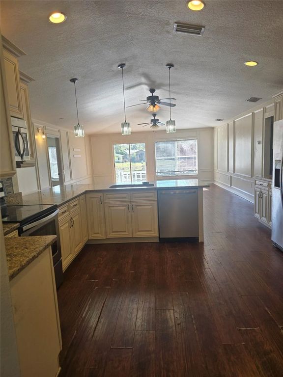 Image 9 of property listing at 671 W CADILLAC DRIVE, Altamonte Springs, FL 32714