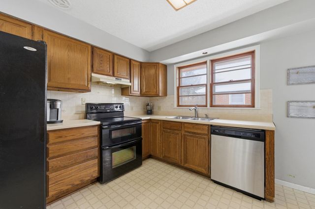 8321 E Rose Ln, Wichita, KS 67207