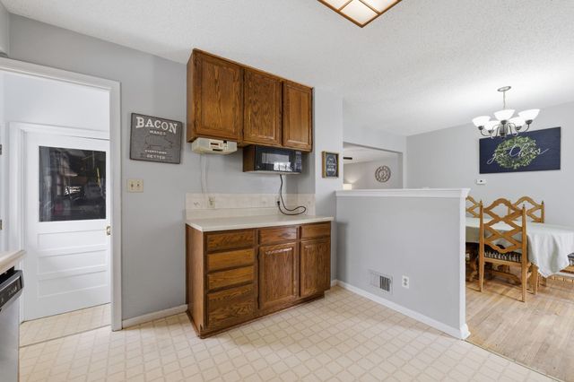 8321 E Rose Ln, Wichita, KS 67207