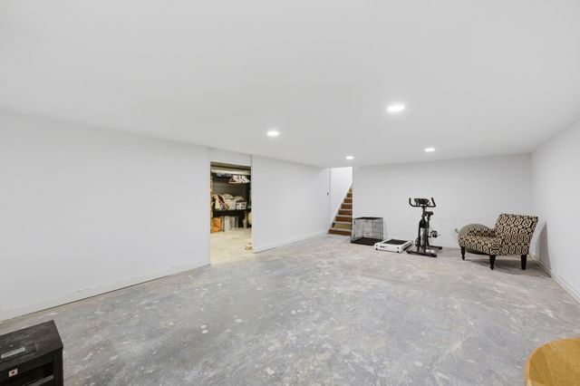 8321 E Rose Ln, Wichita, KS 67207