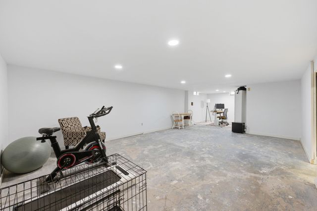 8321 E Rose Ln, Wichita, KS 67207