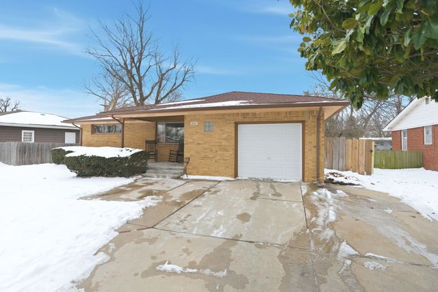 8321 E Rose Ln, Wichita, KS 67207