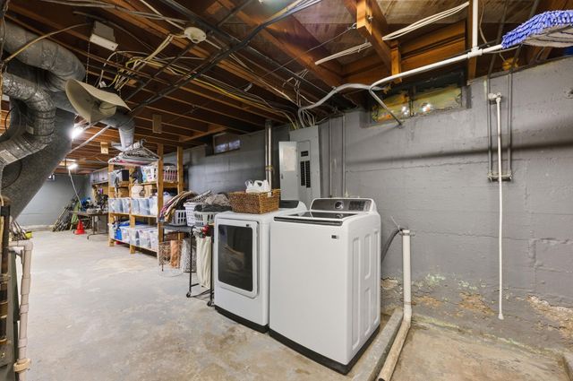 8321 E Rose Ln, Wichita, KS 67207