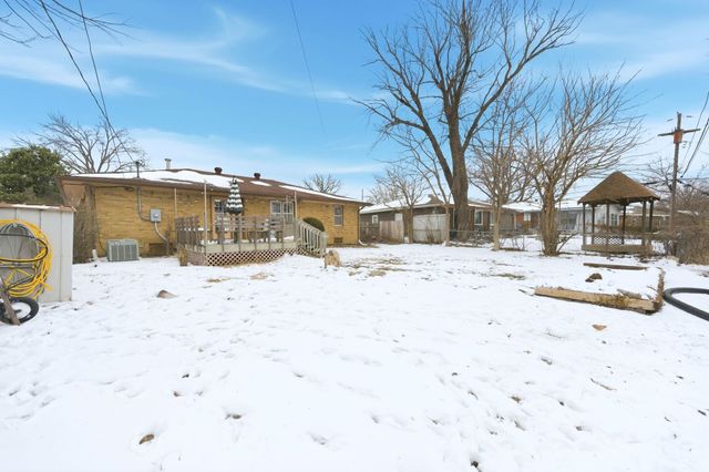 8321 E Rose Ln, Wichita, KS 67207