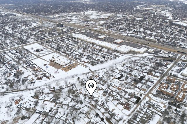 8321 E Rose Ln, Wichita, KS 67207