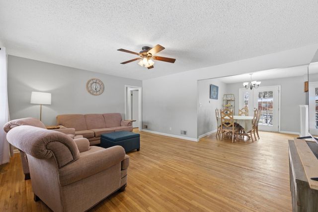 8321 E Rose Ln, Wichita, KS 67207