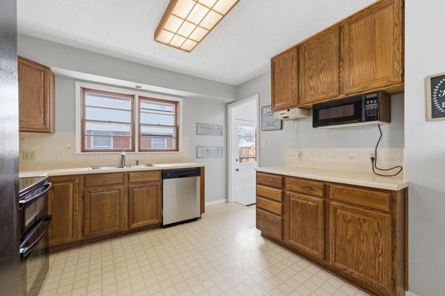 8321 E Rose Ln, Wichita, KS 67207