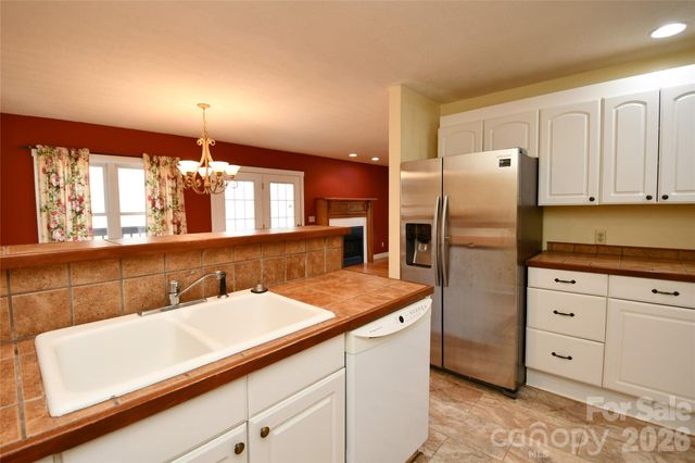 477 West Ridge Drive, Burnsville, NC 28714