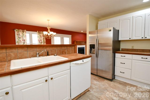 477 West Ridge Drive, Burnsville, NC 28714