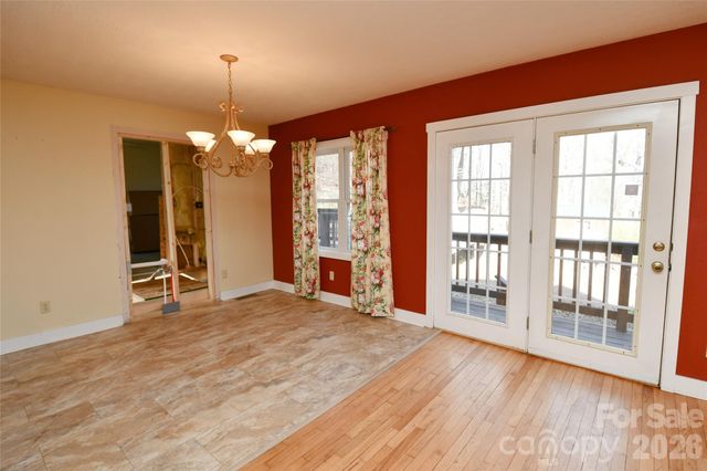 477 West Ridge Drive, Burnsville, NC 28714