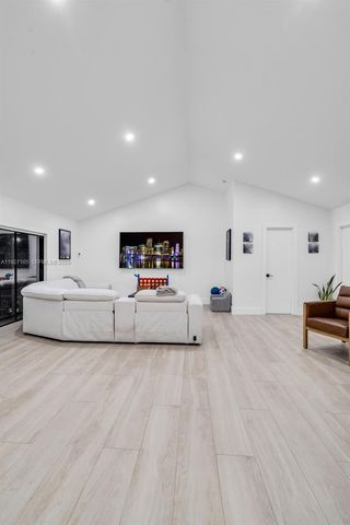 10380 SW 49th Pl, Cooper City, FL 33328