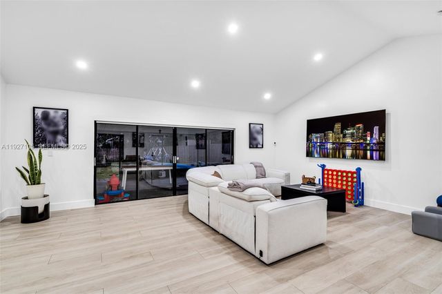 10380 SW 49th Pl, Cooper City, FL 33328