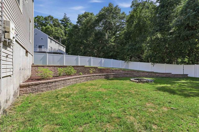 28 Rangers Drive, Hudson, NH 03051