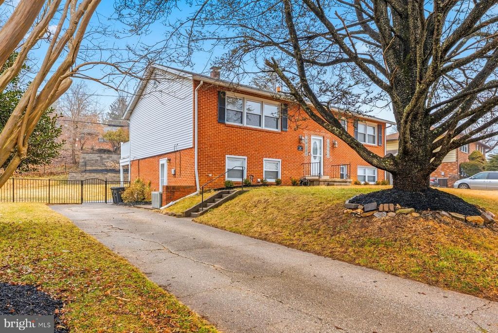 Image 1 of property listing at 910 CRESTWICK RD, Towson, MD 21286