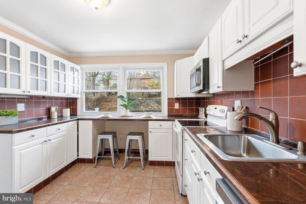 Image 10 of property listing at 910 CRESTWICK RD, Towson, MD 21286