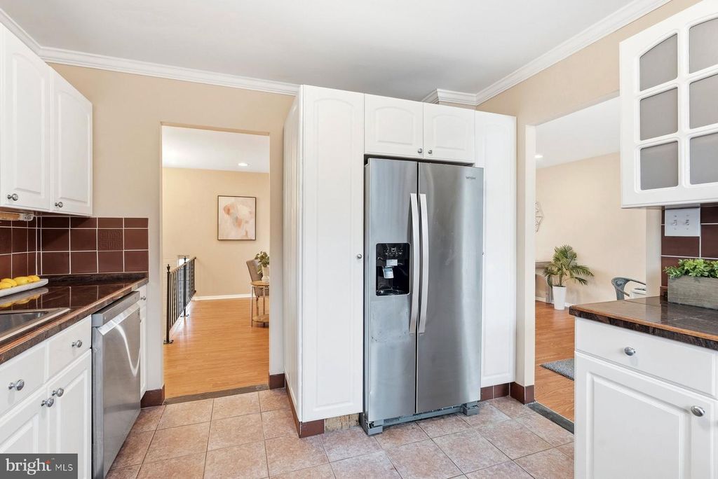 Image 11 of property listing at 910 CRESTWICK RD, Towson, MD 21286