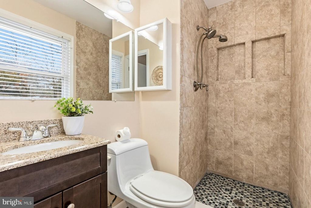 Image 14 of property listing at 910 CRESTWICK RD, Towson, MD 21286