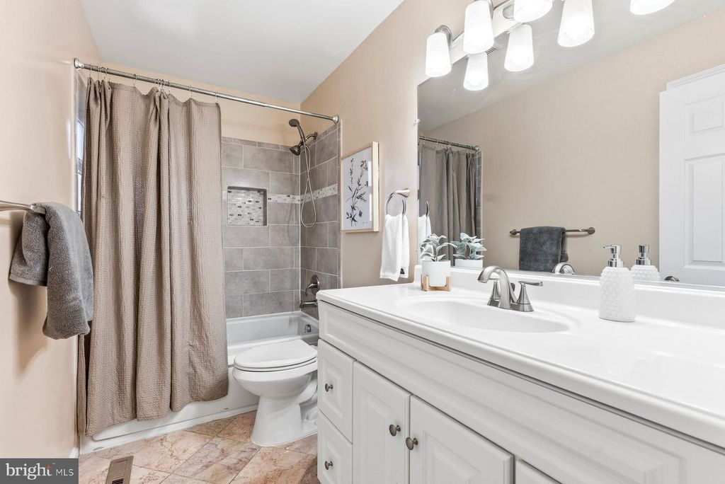 Image 18 of property listing at 910 CRESTWICK RD, Towson, MD 21286