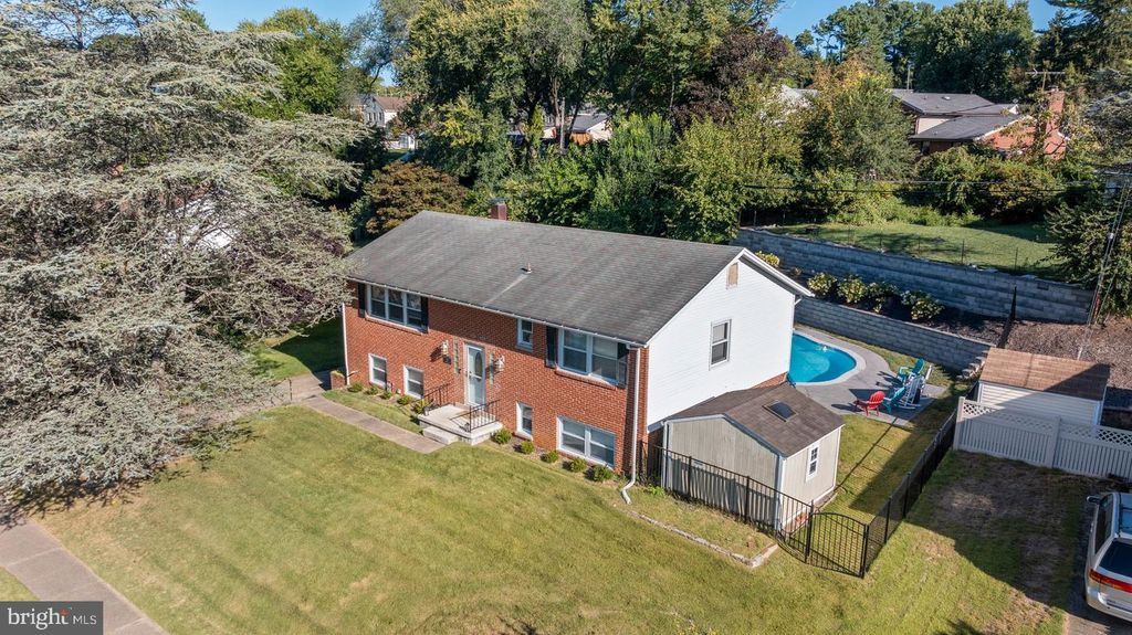 Image 2 of property listing at 910 CRESTWICK RD, Towson, MD 21286