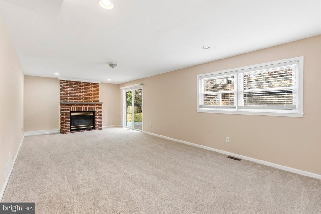 Image 20 of property listing at 910 CRESTWICK RD, Towson, MD 21286