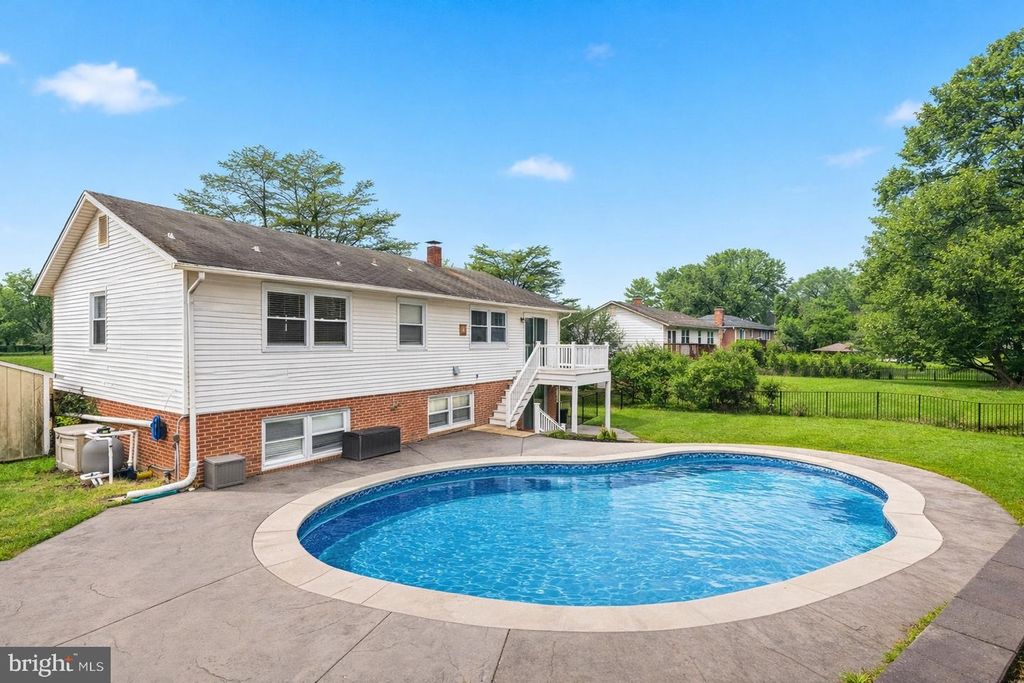 Image 28 of property listing at 910 CRESTWICK RD, Towson, MD 21286