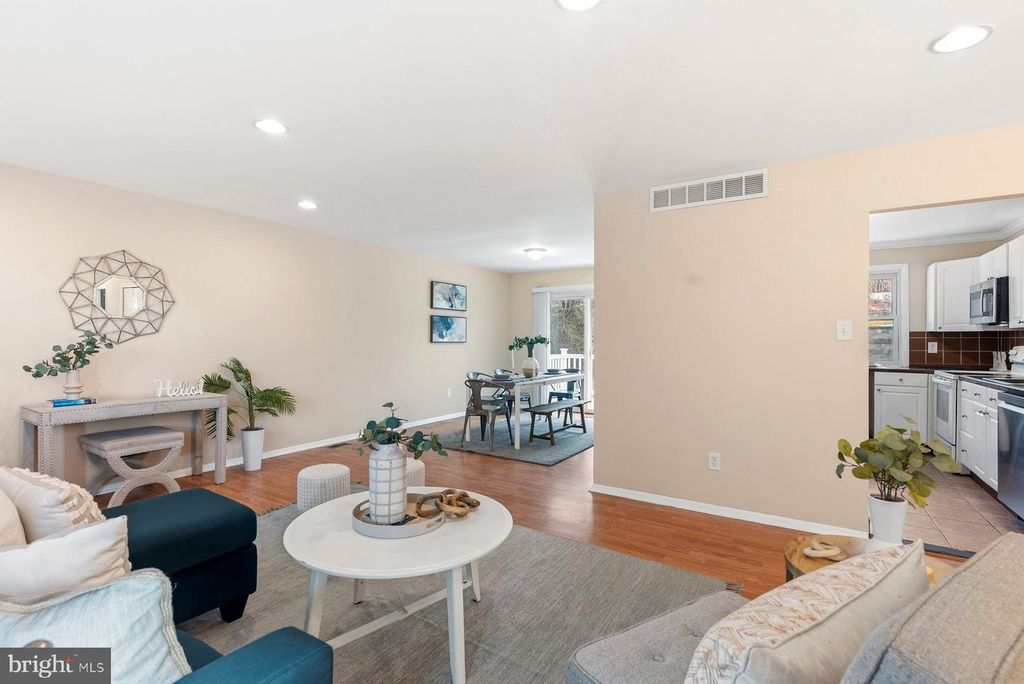 Image 3 of property listing at 910 CRESTWICK RD, Towson, MD 21286