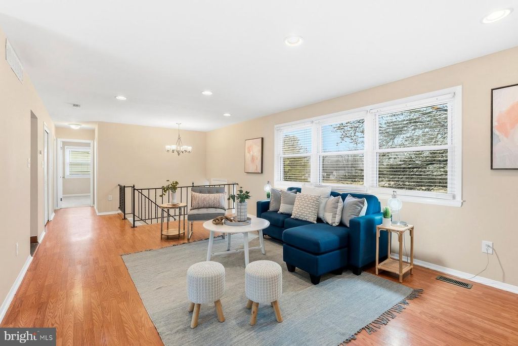 Image 5 of property listing at 910 CRESTWICK RD, Towson, MD 21286