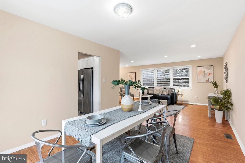 Image 8 of property listing at 910 CRESTWICK RD, Towson, MD 21286