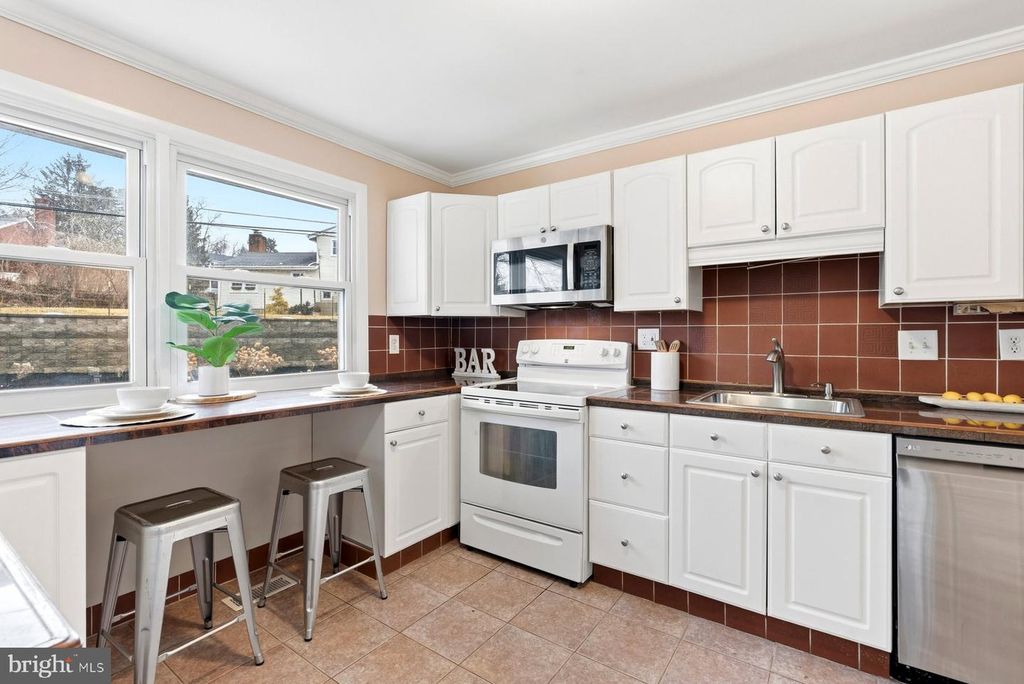 Image 9 of property listing at 910 CRESTWICK RD, Towson, MD 21286