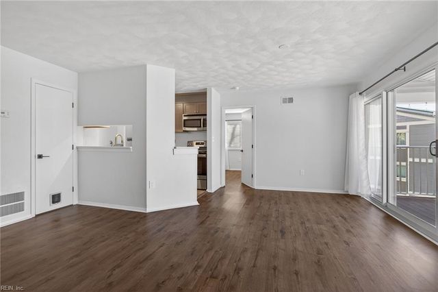 1012 Autumn Woods Ln Apt 110, Virginia Beach, VA 23452