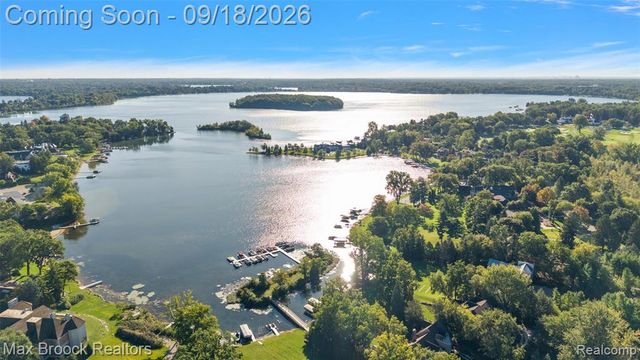 5405 Possum Lane, Orchard Lake, MI 48324