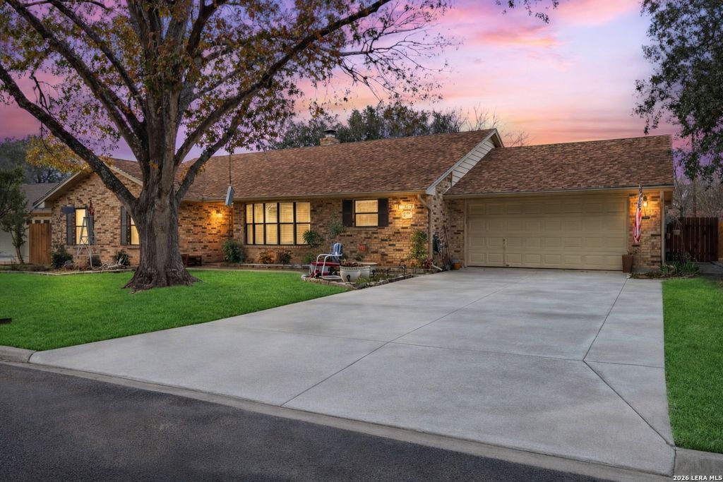 1658 Redwood Street, Seguin, TX 78155