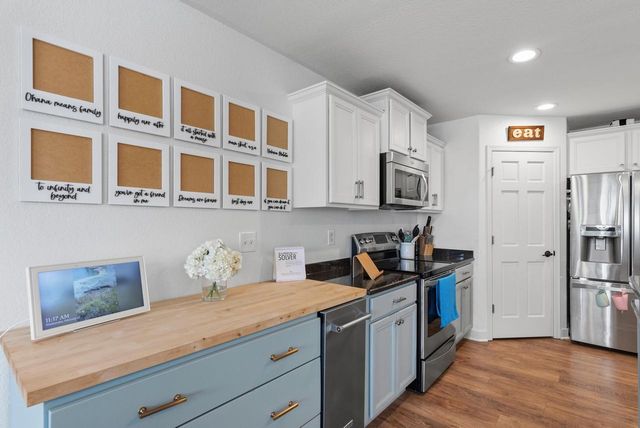 3850 Strawberry Glen DRIVE, Jackson, WI 53012