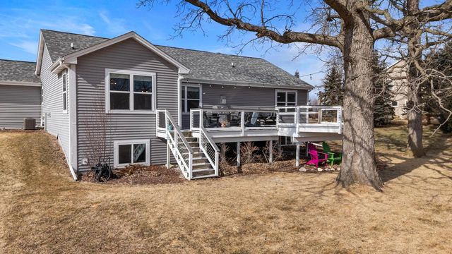 3850 Strawberry Glen DRIVE, Jackson, WI 53012