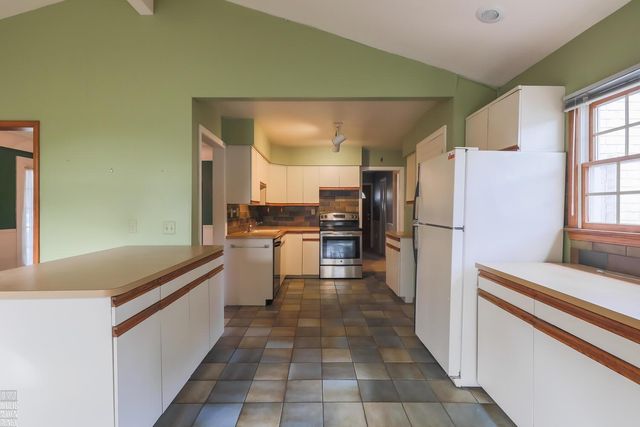 1341 Hawthorne Road, Grosse Pointe Woods, MI 48236