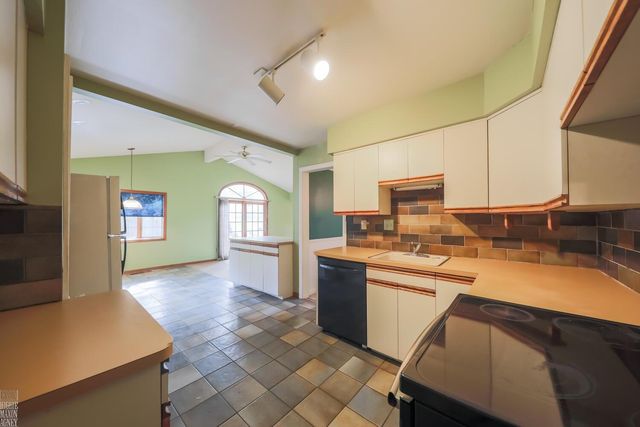 1341 Hawthorne Road, Grosse Pointe Woods, MI 48236