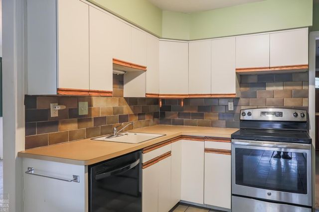 1341 Hawthorne Road, Grosse Pointe Woods, MI 48236