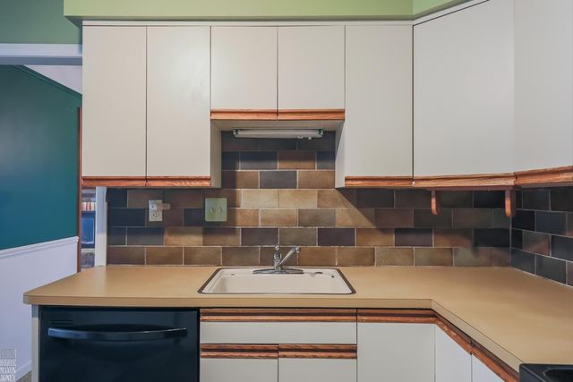 1341 Hawthorne Road, Grosse Pointe Woods, MI 48236