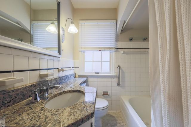 1341 Hawthorne Road, Grosse Pointe Woods, MI 48236