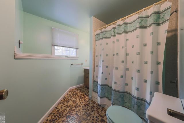 1341 Hawthorne Road, Grosse Pointe Woods, MI 48236