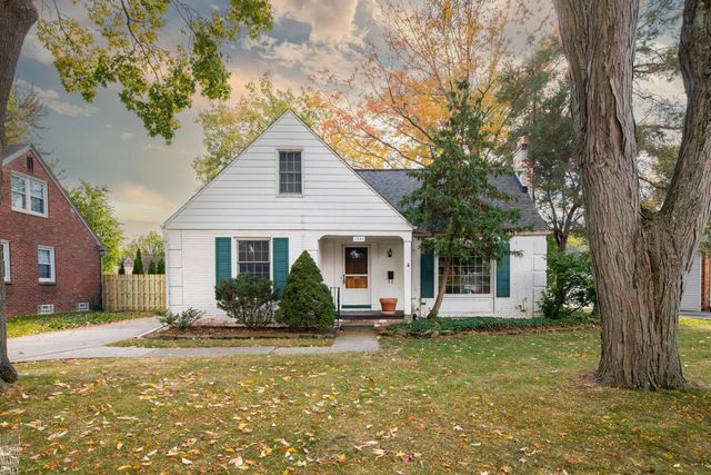 1341 Hawthorne Road, Grosse Pointe Woods, MI 48236