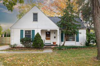1341 Hawthorne Road, Grosse Pointe Woods, MI 48236