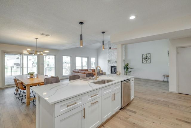 313 Lucy LN, Horseshoe Bay, TX 78657